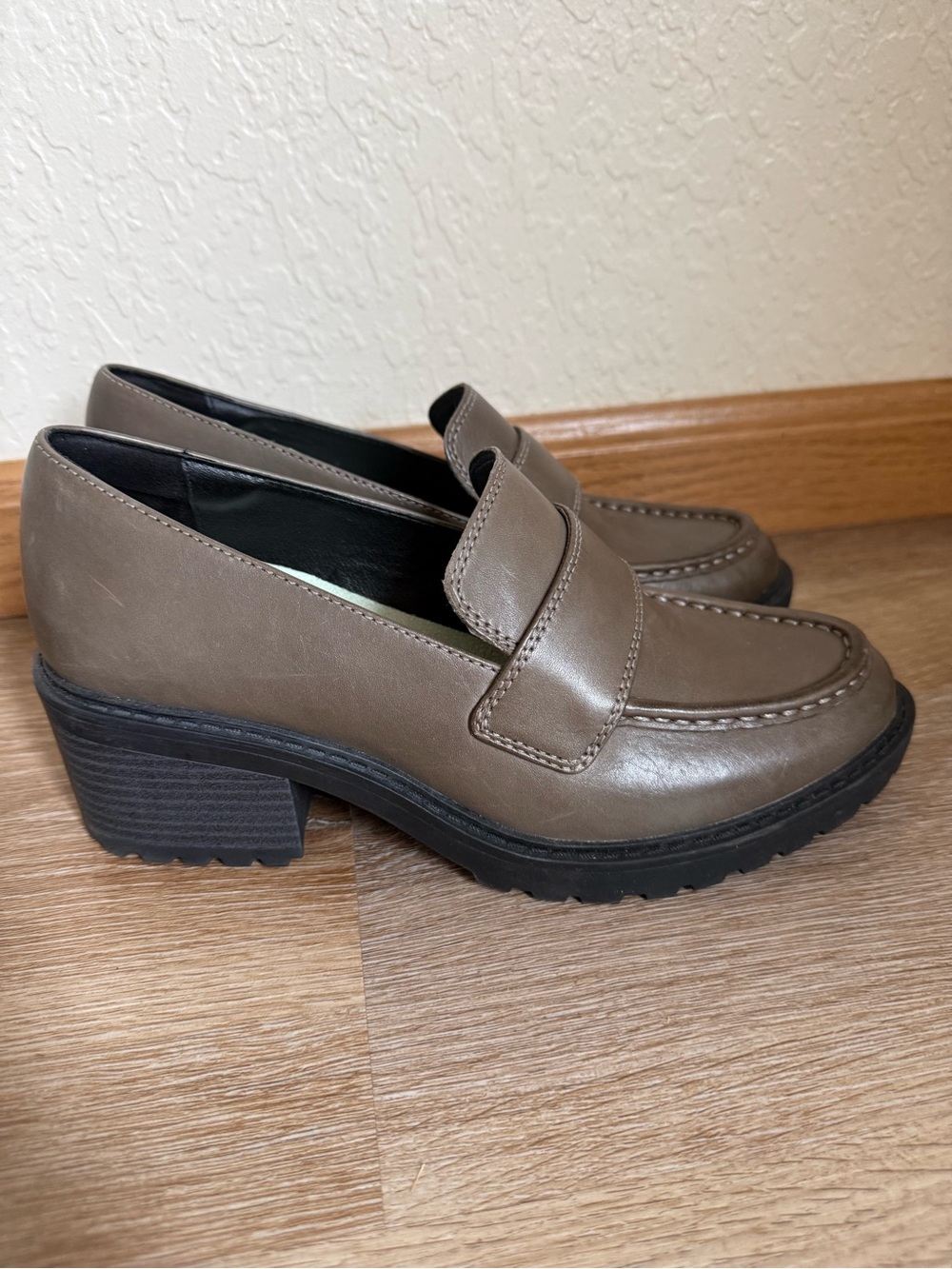 Salvia Morgan Lug Sole Heeled Penny Loafers Gray Leather Women’s Size 38